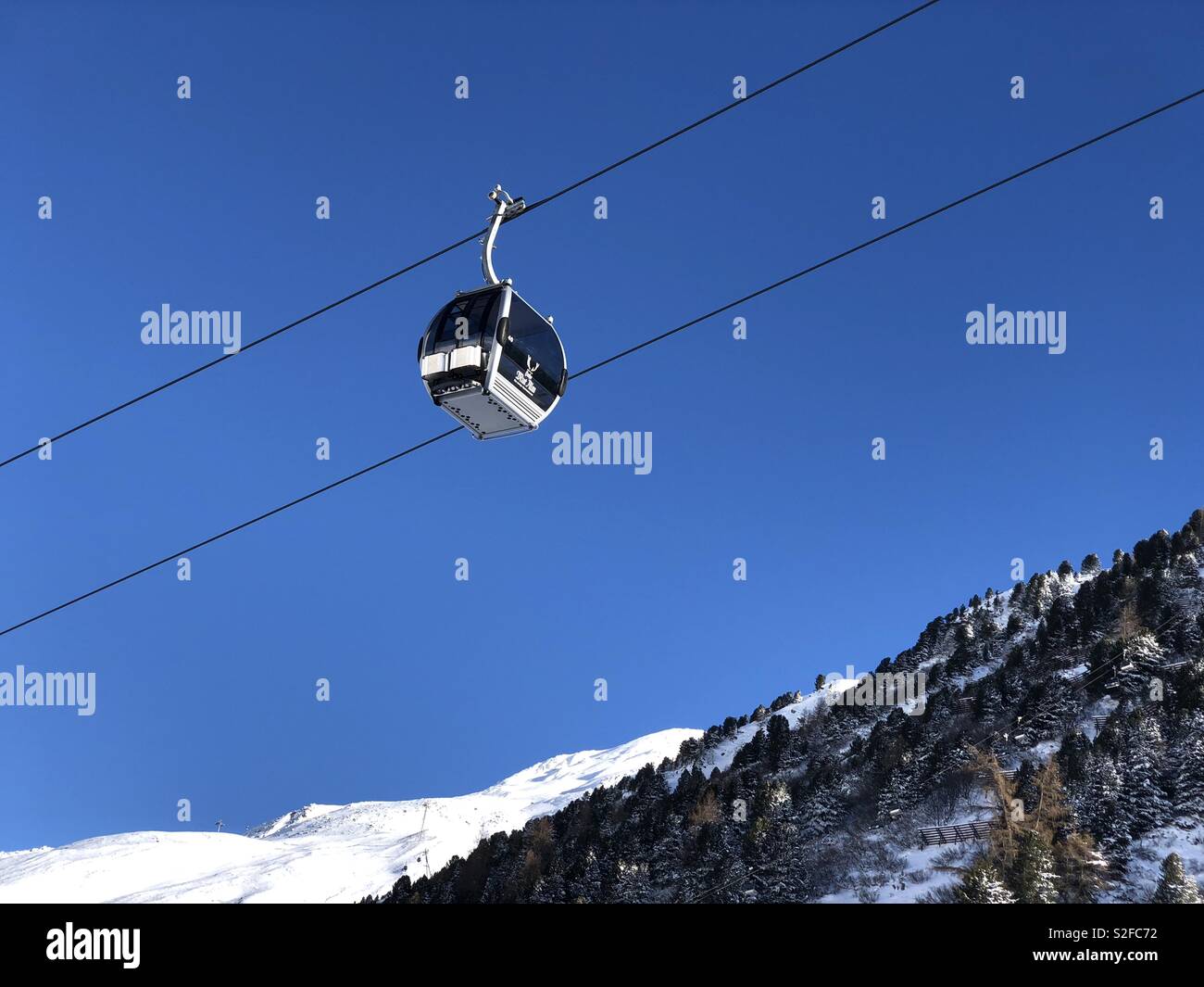 Gondola e Cabinovia Hohe Mut Alm, contro il cielo blu, Obergurgl-Hochgurgl, Oetztal, Austria, Europa - Immagine stock catturata con smartphone