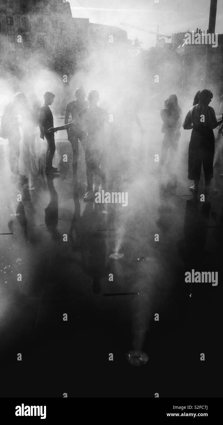 La gente in una nebbia Foto Stock