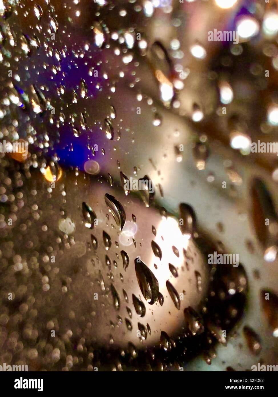 Gocce di pioggia sul finestrino di un'automobile Foto Stock