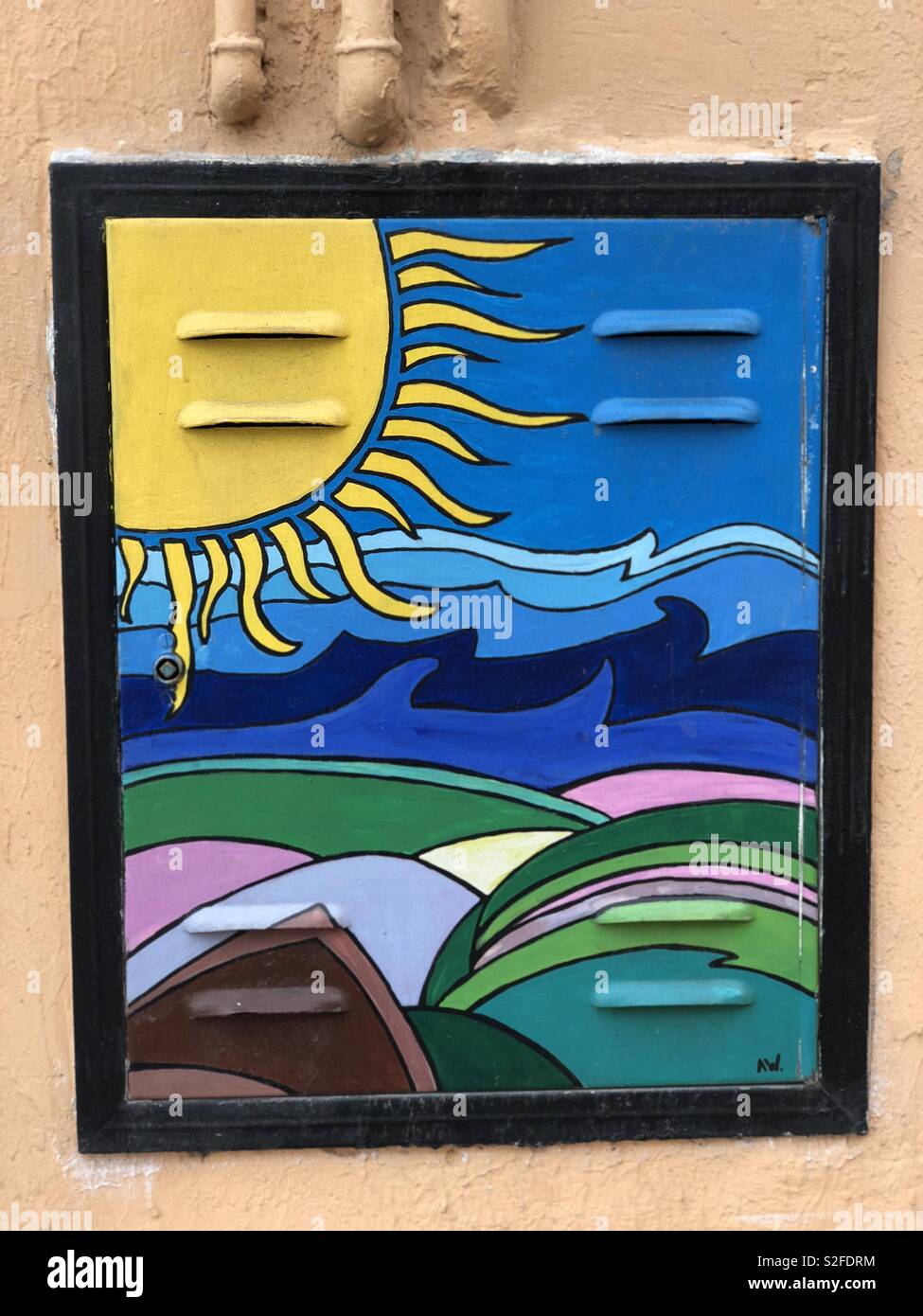 Giornata di sole, creative graffiti su un contatore metallico del misuratore di gas Foto Stock