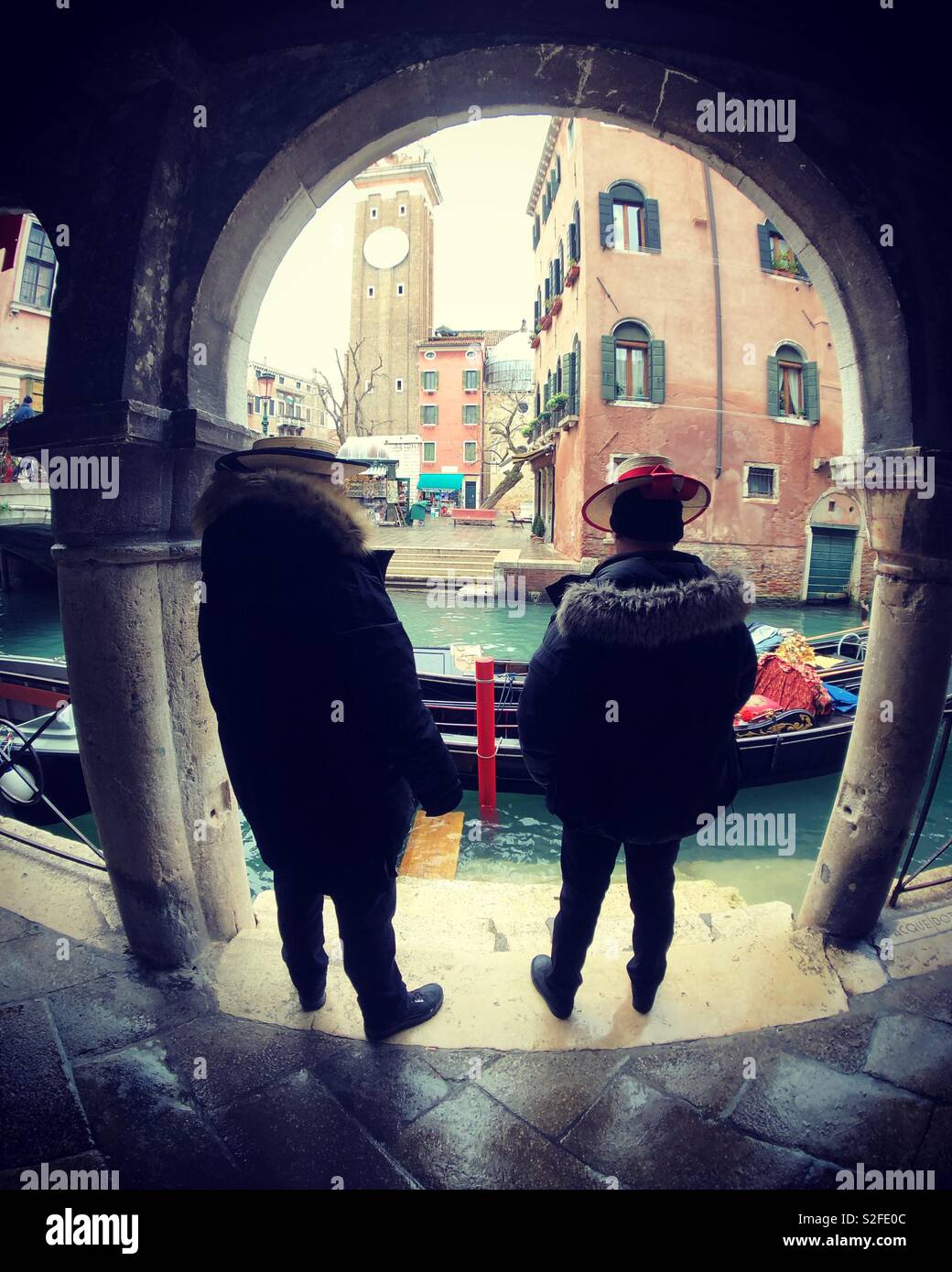 Gondolieri in attesa di una tariffa Foto Stock
