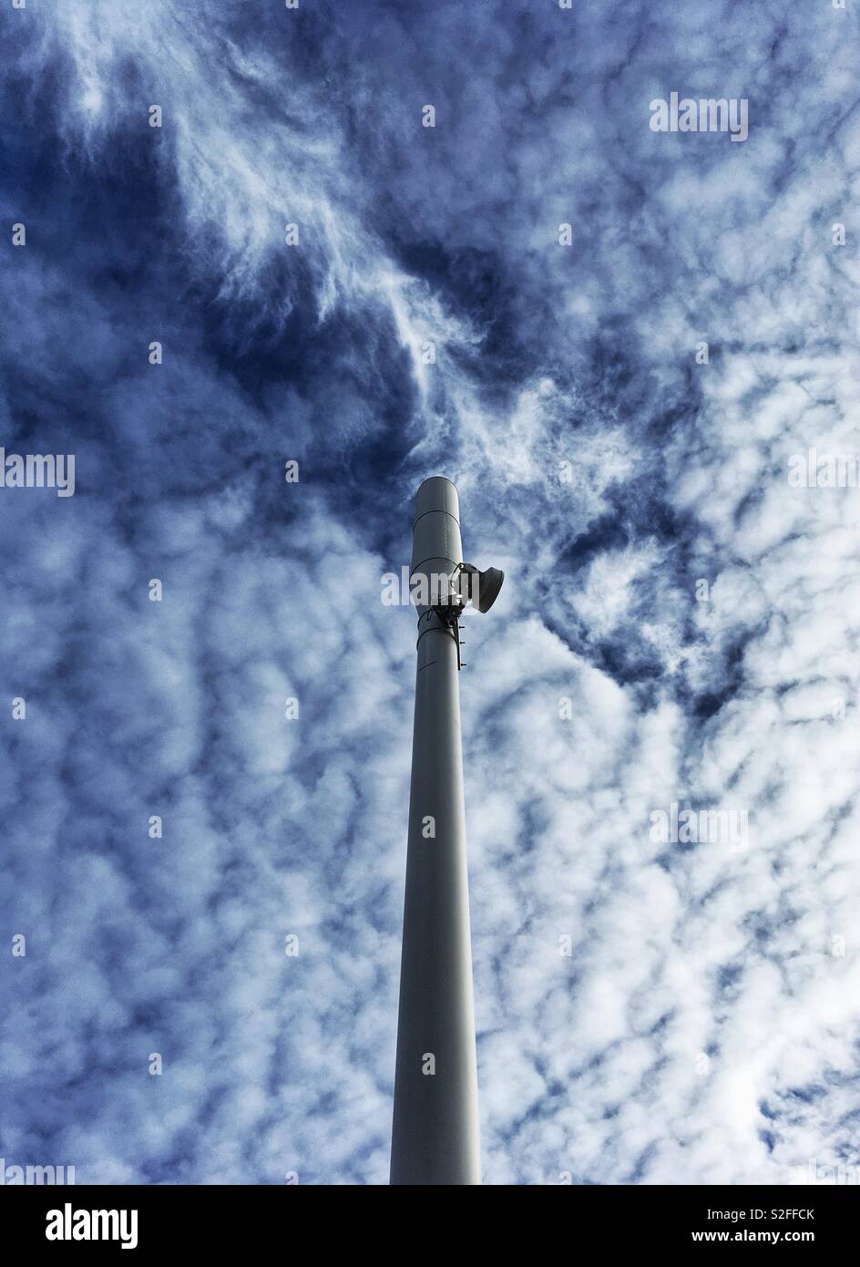 Un telefono cellulare mast visto contro un drammatico cielo nuvoloso. - Immagine stock catturata con smartphone