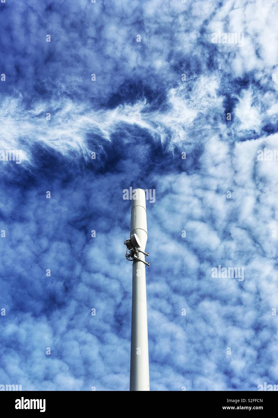 Un telefono cellulare mast visto contro un drammatico cielo nuvoloso. - Immagine stock catturata con smartphone