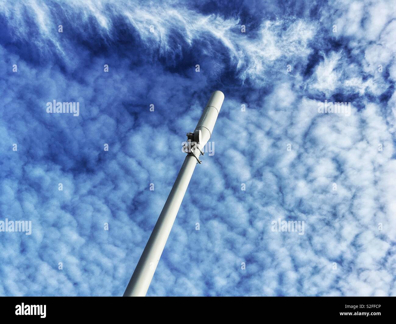 Un telefono cellulare mast visto contro un drammatico cielo nuvoloso. - Immagine stock catturata con smartphone