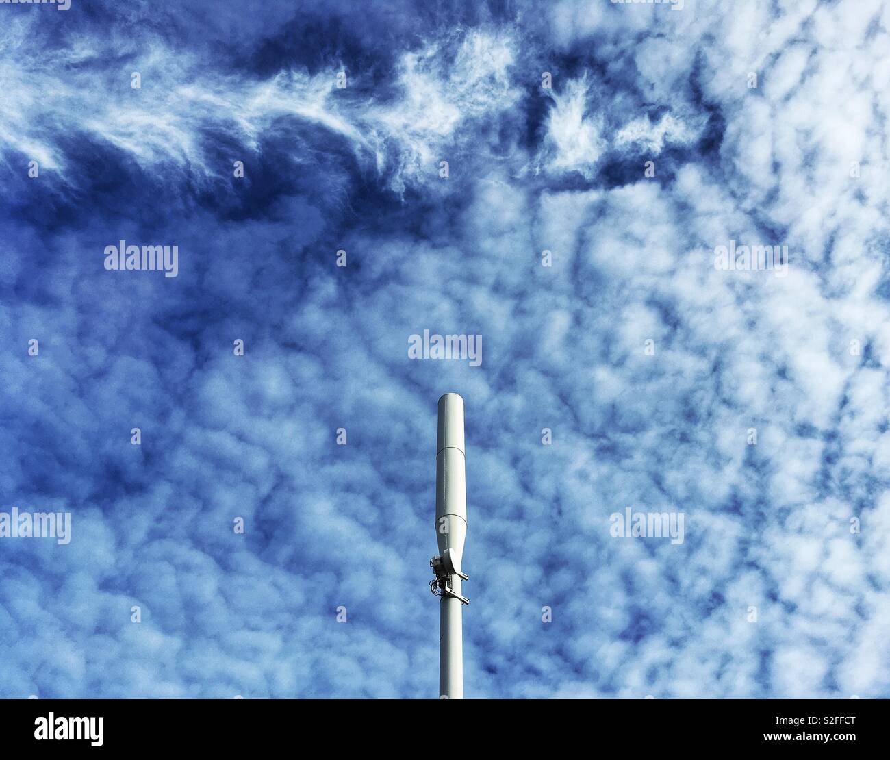 Un telefono cellulare mast visto contro un drammatico cielo nuvoloso. - Immagine stock catturata con smartphone