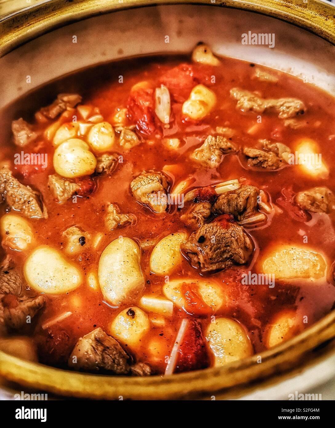 Agnello e burro stufato di fagioli, una vera Winter Warmer - Immagine stock catturata con smartphone