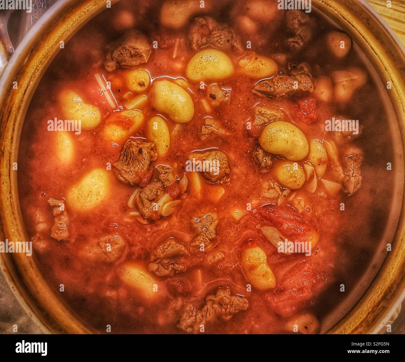 Agnello e burro stufato di fagioli, una vera Winter Warmer - Immagine stock catturata con smartphone