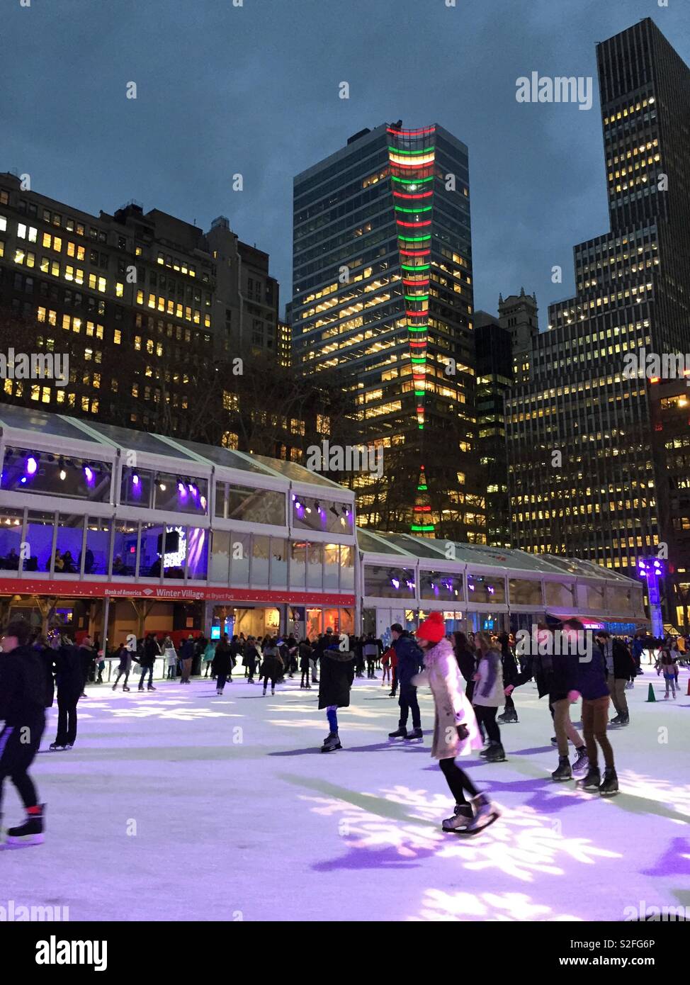 Le persone che si godono la pista di pattinaggio a Winterfest in Bryant Park durante la stagione di Natale, New York City, Stati Uniti d'America Foto Stock