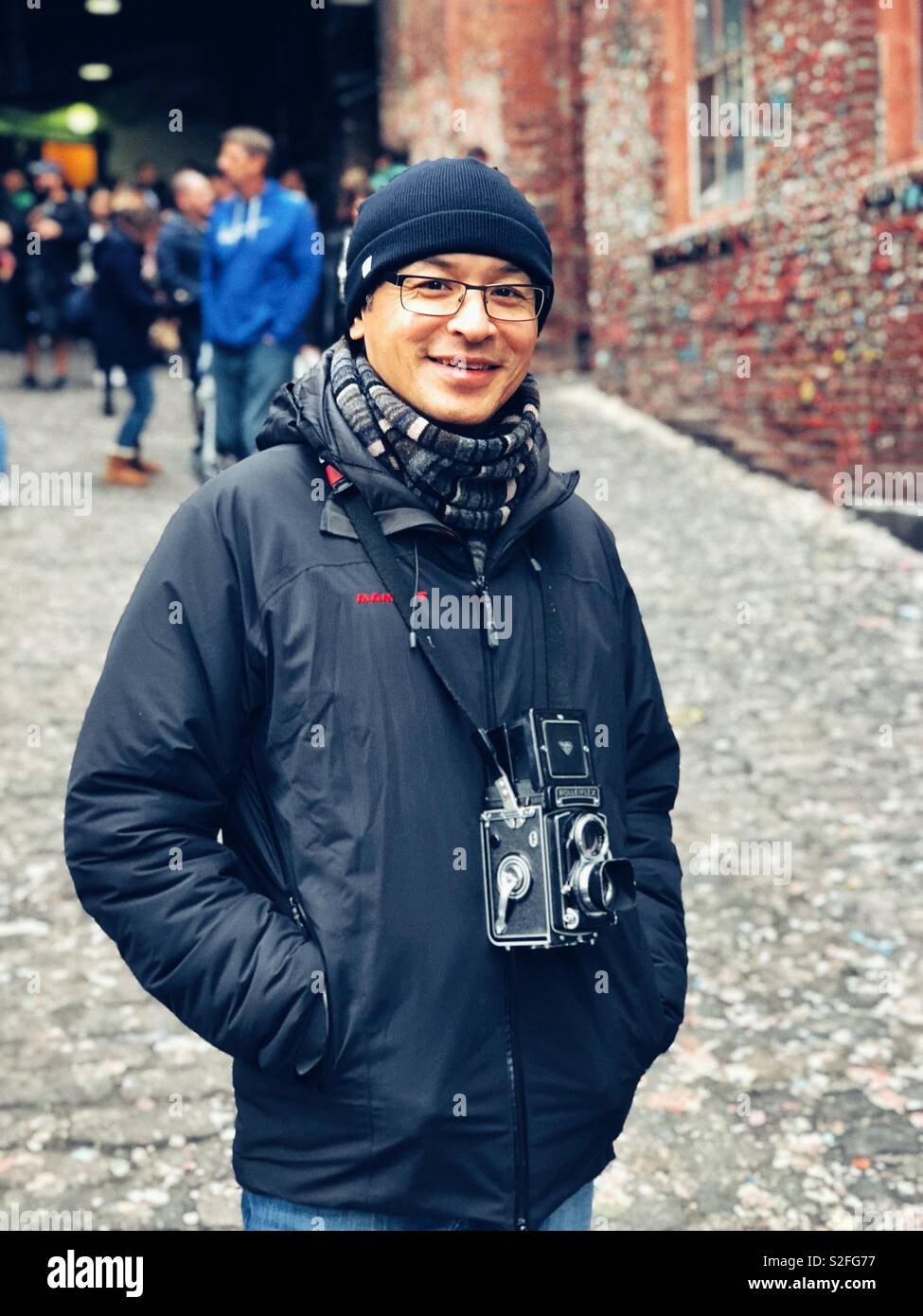 Fotografo di film in Post Alley di Seattle - Immagine stock catturata con smartphone