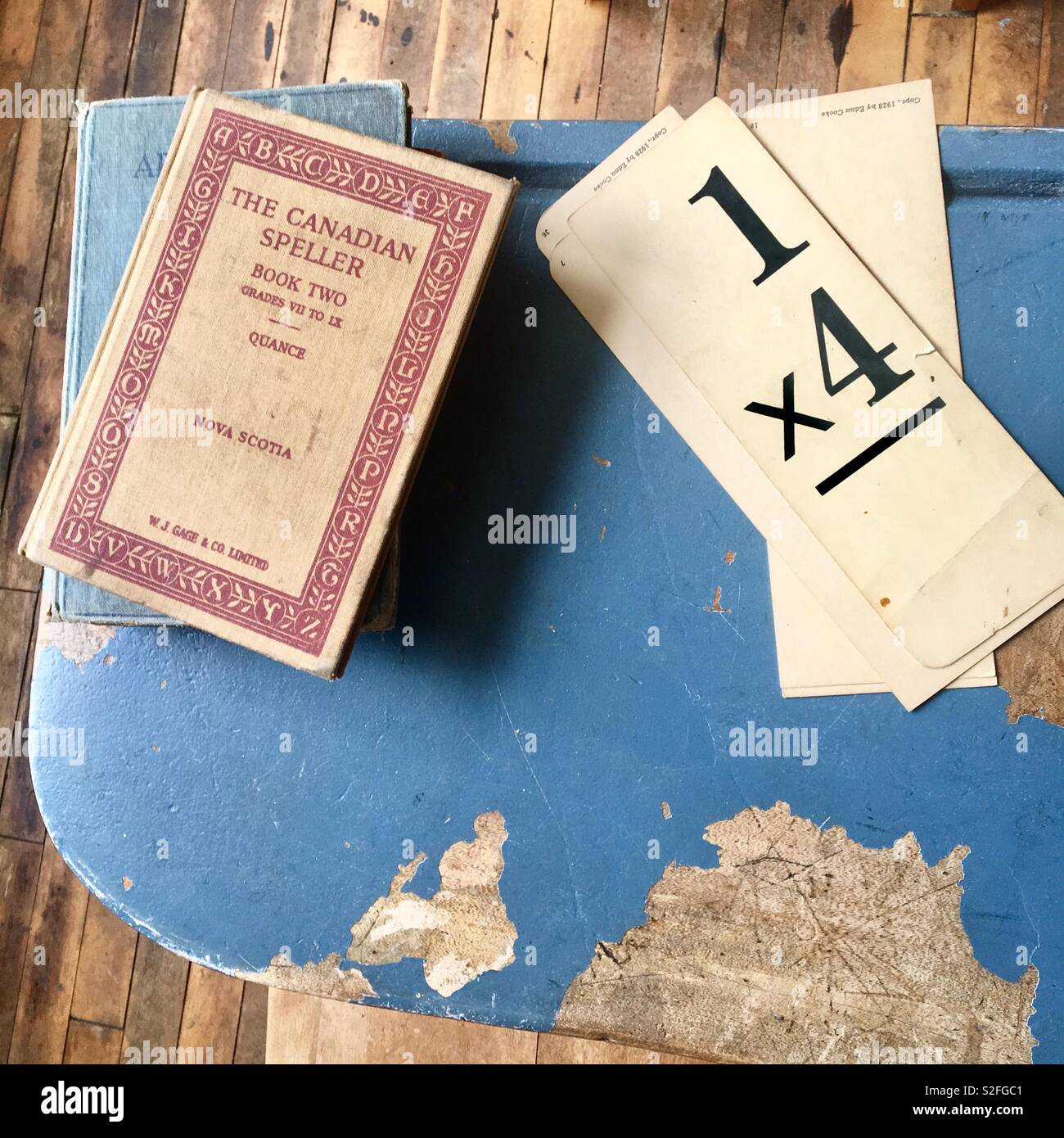 Il vecchio banco di scuola con gli orari e le schede di ortografia libro dal 1940 Foto Stock