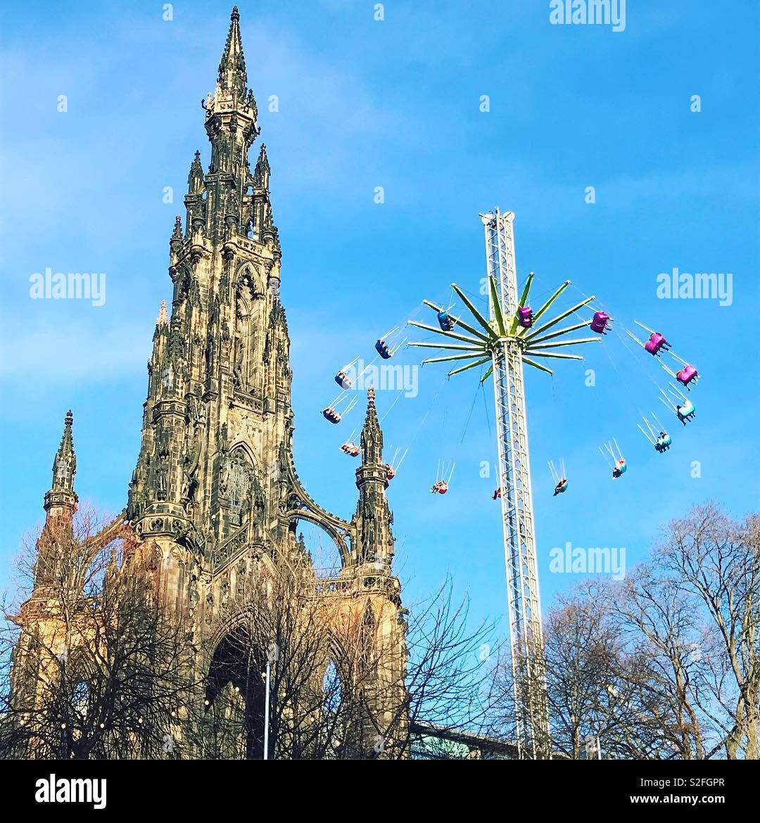 Monumento di Scott e fairground ride a Edimburgo Mercatini di Natale 2018 Foto Stock