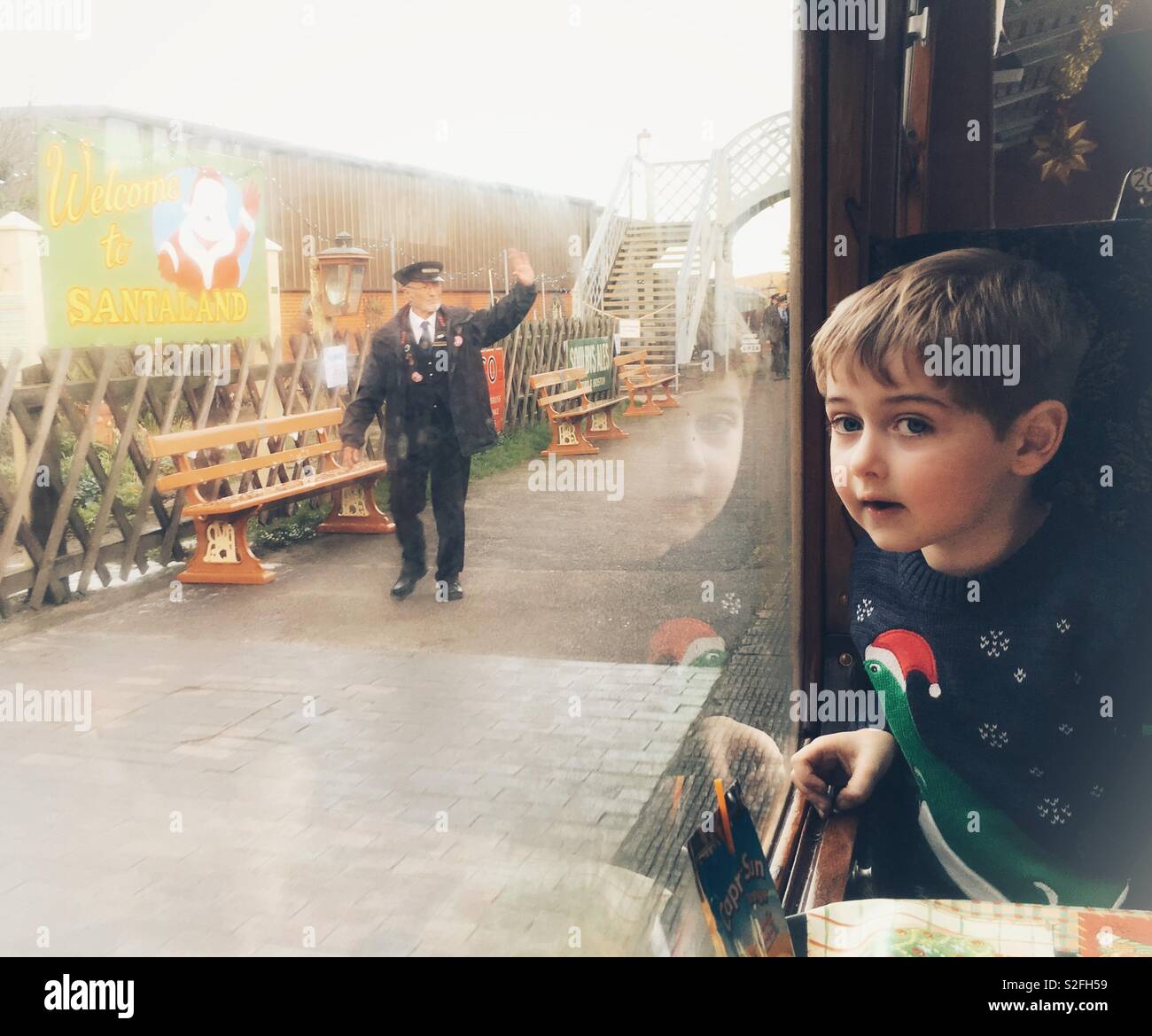 Ragazzo giovane su un treno a Natale Foto Stock