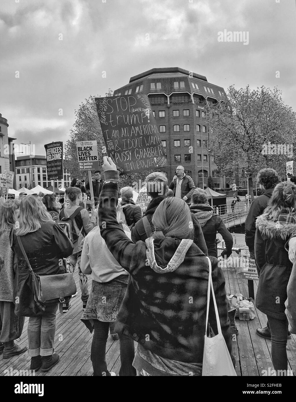 Una donna che tiene un cartello aloft a una dimostrazione contro l elezione di Donald Trump come presidente degli Stati Uniti a Bristol, Regno Unito il 12 novembre 2016 - Immagine stock catturata con smartphone