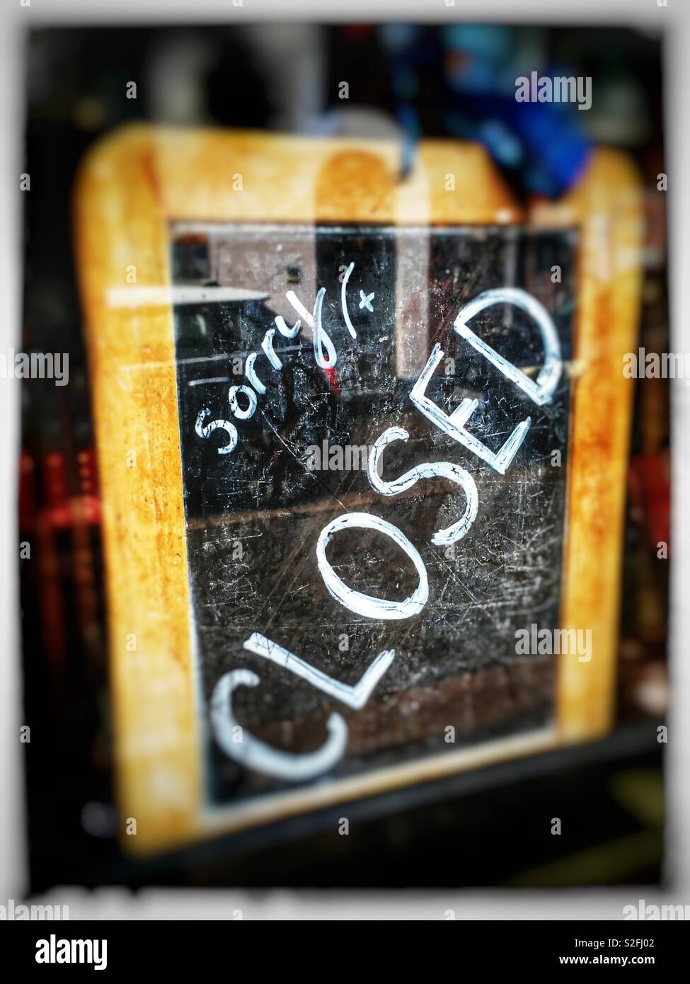 Siamo spiacenti ma segno chiusa sulla porta shop - Immagine stock catturata con smartphone