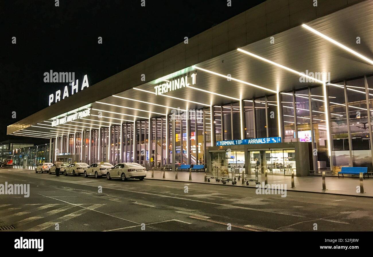 Vista esterna dell'edificio del terminal presso l'aeroporto di Praga di notte Foto Stock