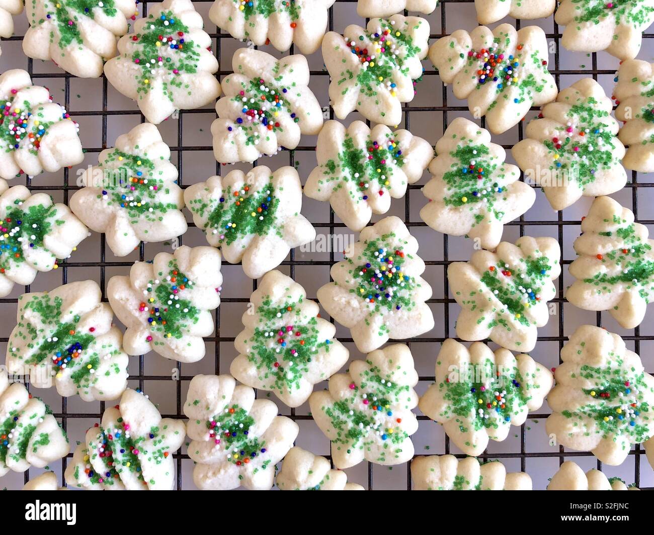 Spritz cookies sul filo di un raffreddamento per rack Foto Stock