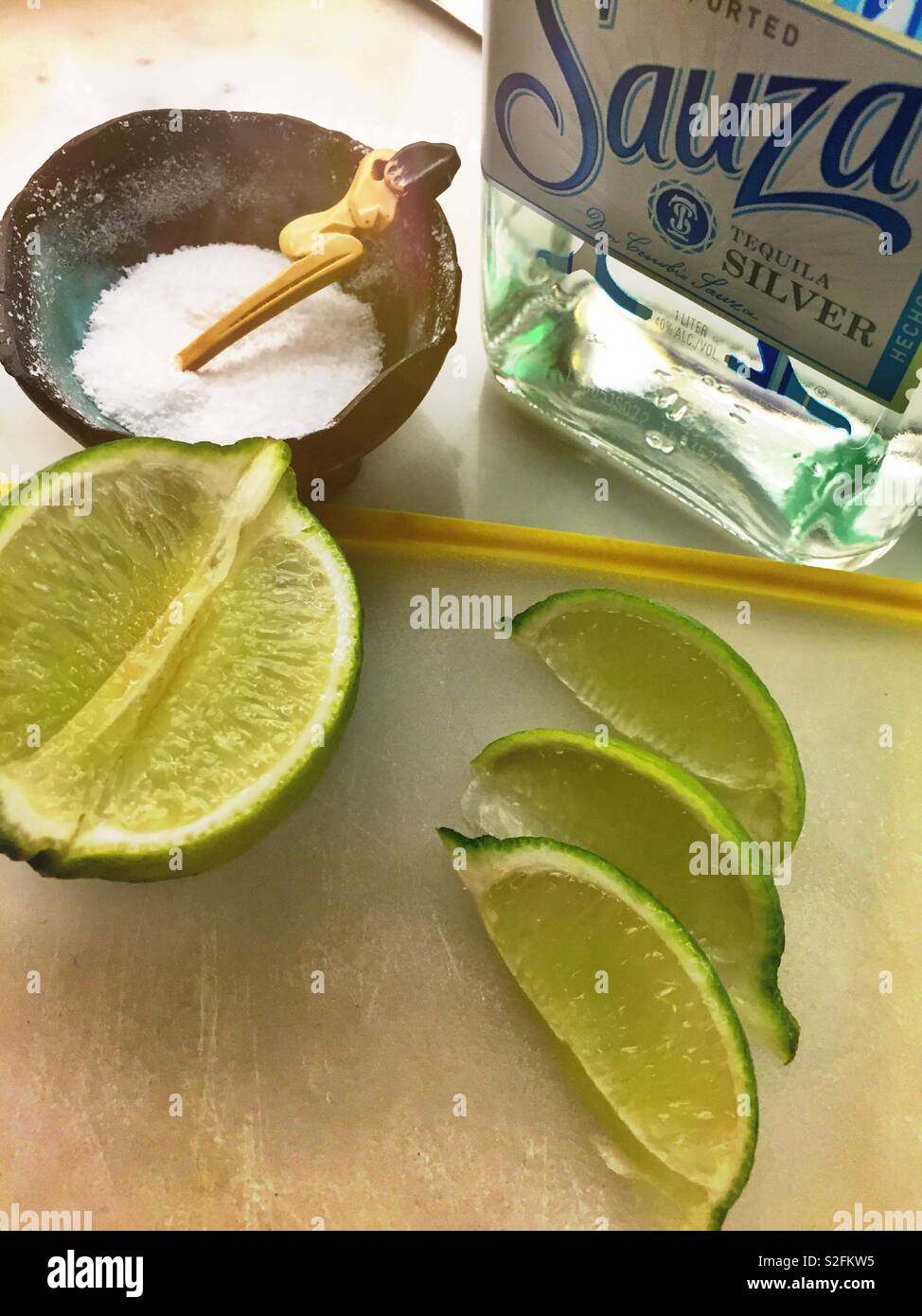 Tequila, fettine di lime e sale pronto per la preparazione di Margarita Foto Stock