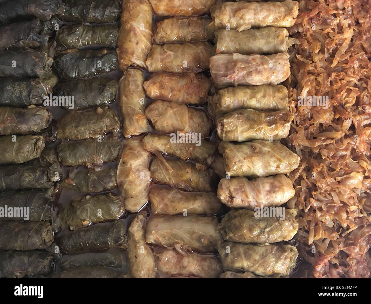 Farcite le foglie di uva e foglie di cavolo nota come Sarmalute in foi de vita si foi de varza, rumeno tradizionale piatto Foto Stock