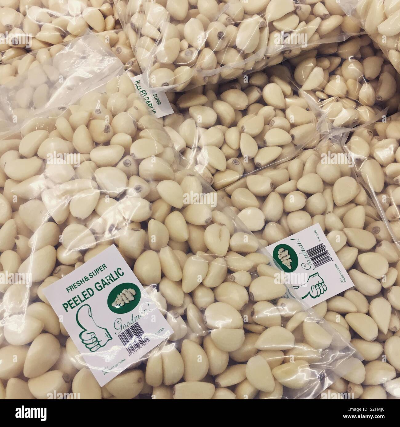 Sbucciate l'aglio in vendita presso la Saraga alimentari internazionali in Columbus, Ohio. Foto Stock