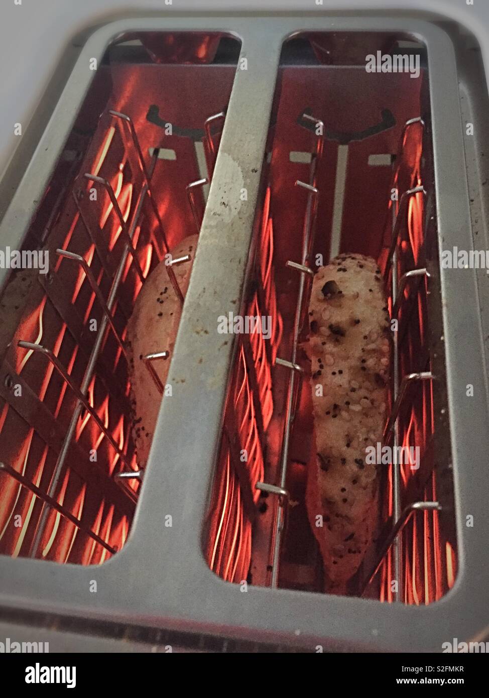 Un bialy in una Red Hot tostapane, Stati Uniti - Immagine stock catturata con smartphone