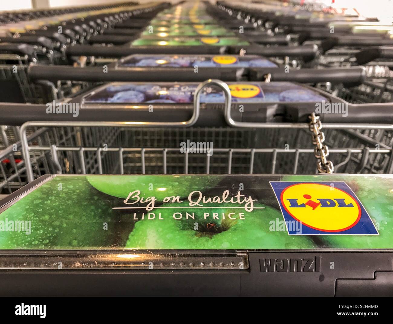 Vista ravvicinata della maniglia di un carrello per supermercati con LIDL il branding Foto Stock