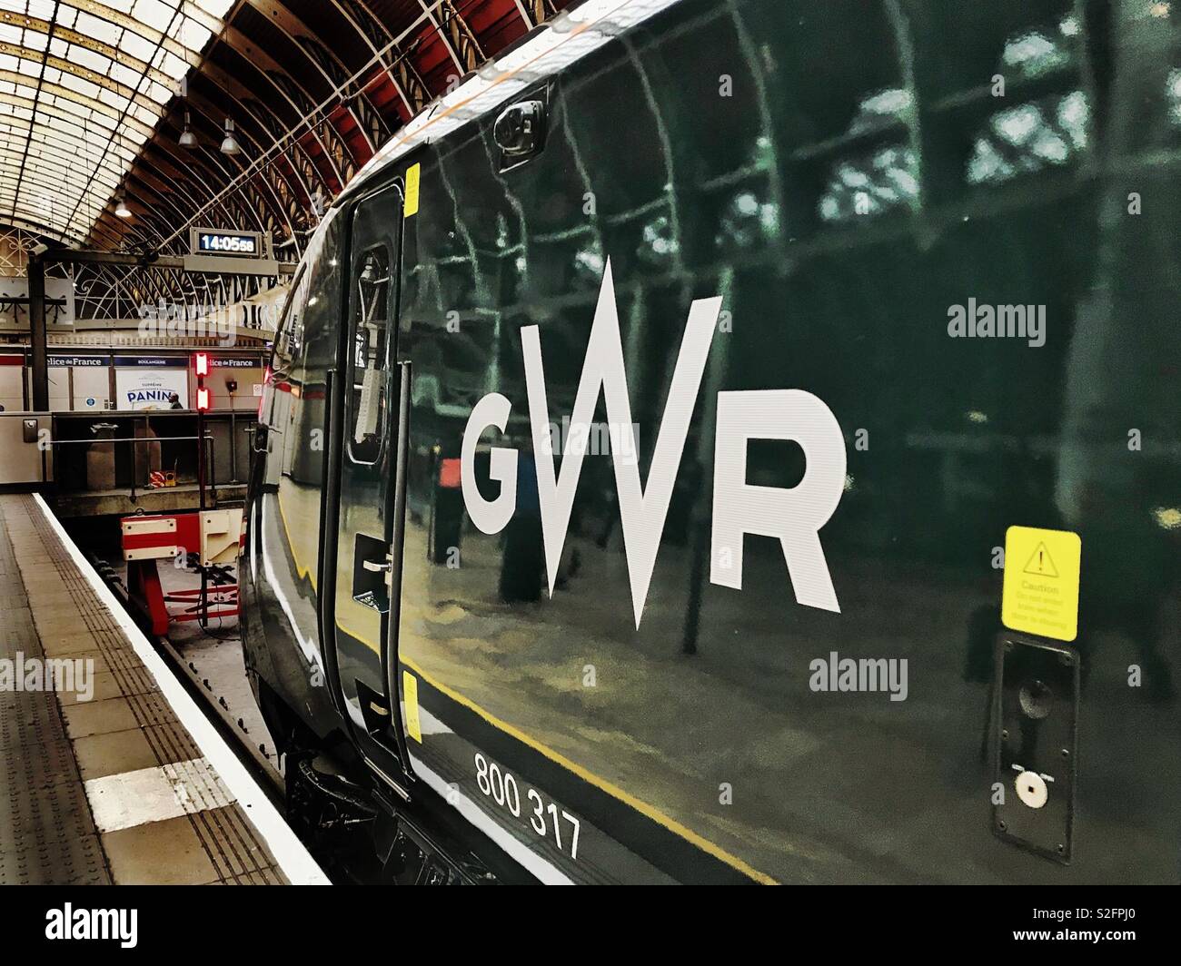 Lucido nuove inter city motrice azionata da Great Western Railway in London Paddington Station Foto Stock
