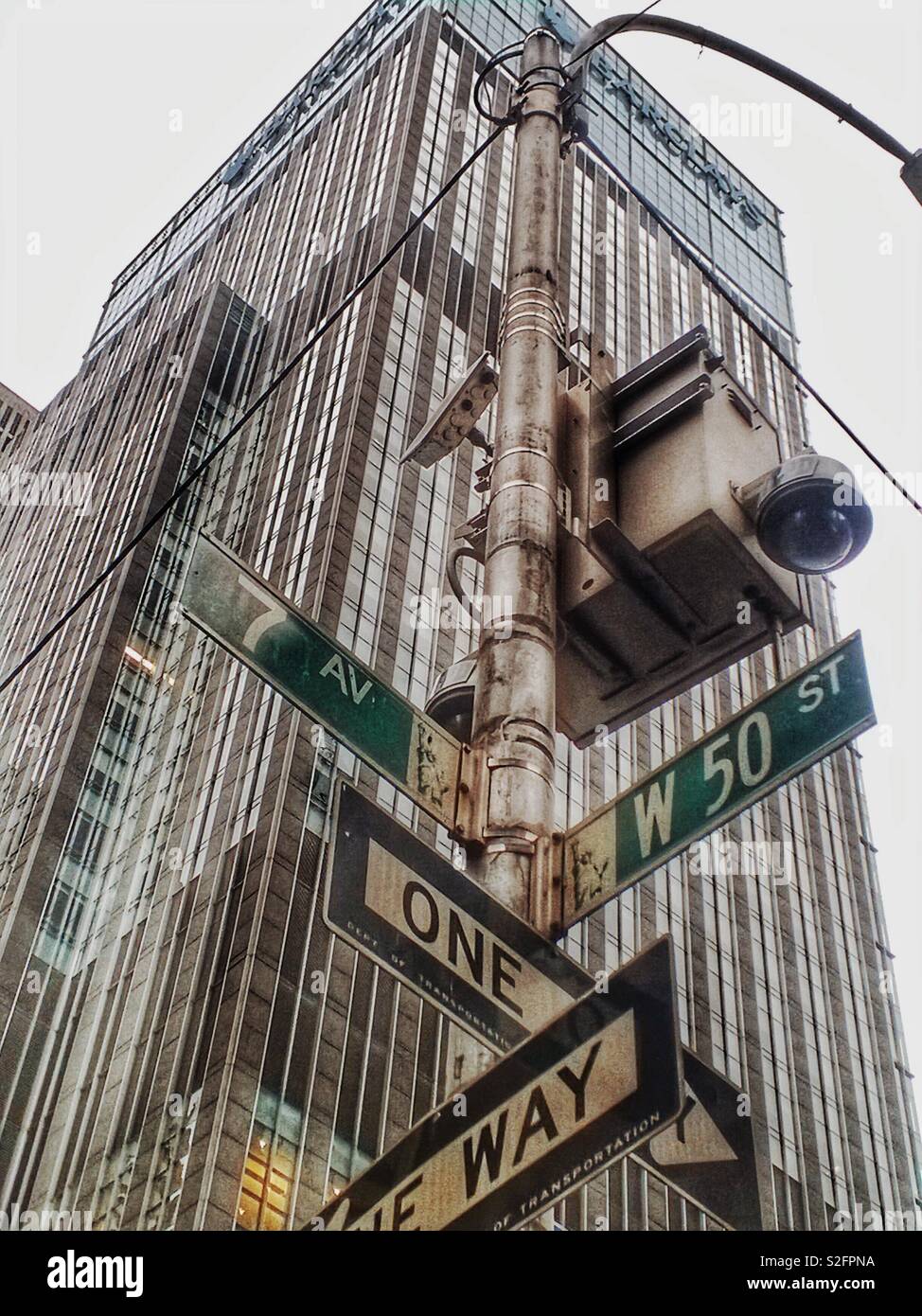 Segnaletica stradale e videocamera di sicurezza all'angolo della 7th Avenue e la 50th street nel centro di Manhattan - Immagine stock catturata con smartphone