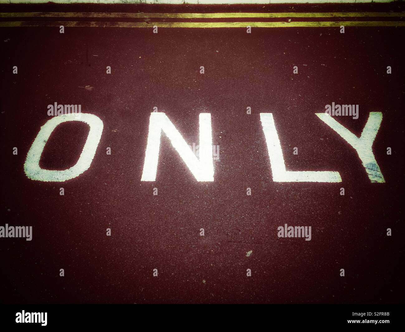 Doppia linea gialla solo Foto Stock