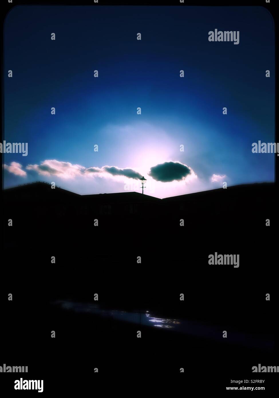 Lonely nuvola in cielo - Immagine stock catturata con smartphone