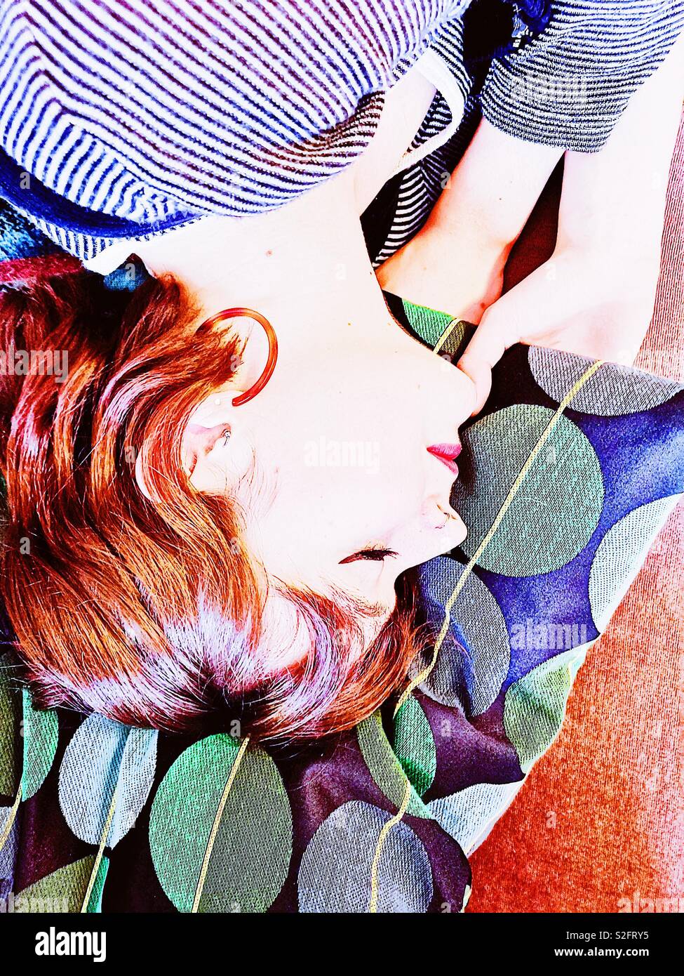 Capovolto colpo di bella auburn pelose giovane donna che dorme Foto Stock