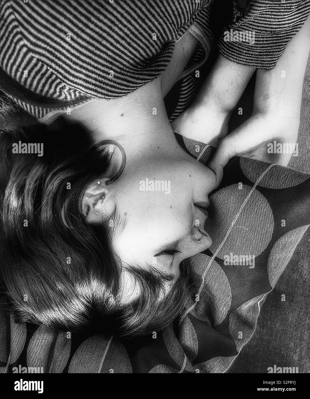 Bianco e nero capovolto giovane donna che dorme - Immagine stock catturata con smartphone