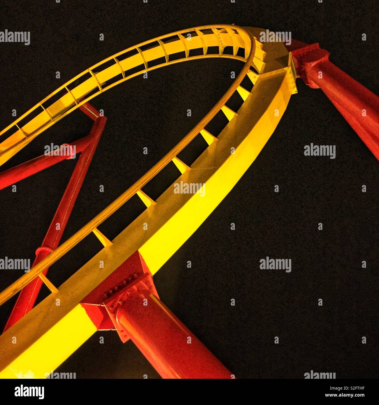 Dettaglio del 'capelli Raiser' roller coaster nel parco di divertimenti a Ocean Park Hong Kong - Immagine stock catturata con smartphone