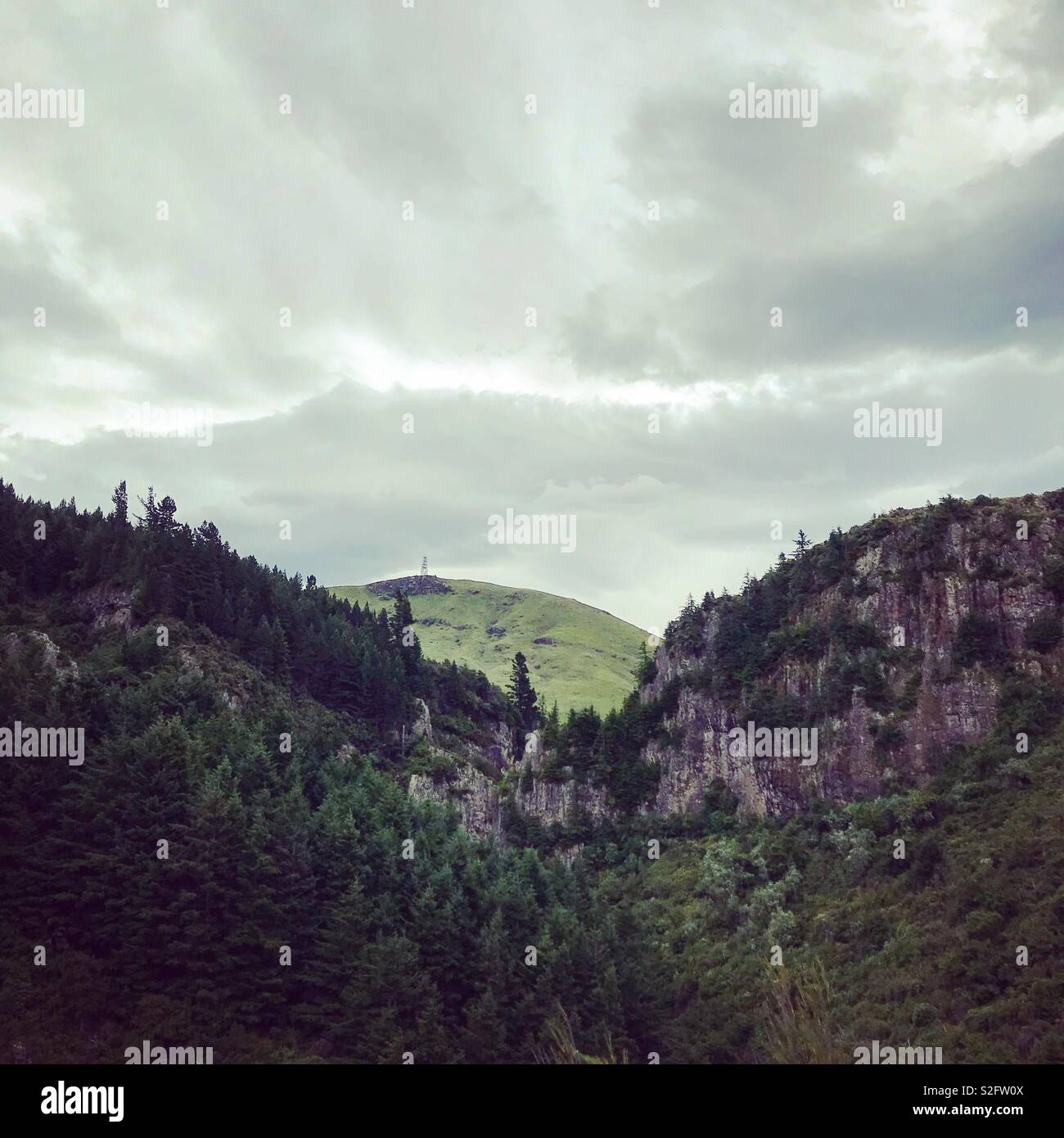 Orrido di montagna in un giorno nuvoloso Foto Stock