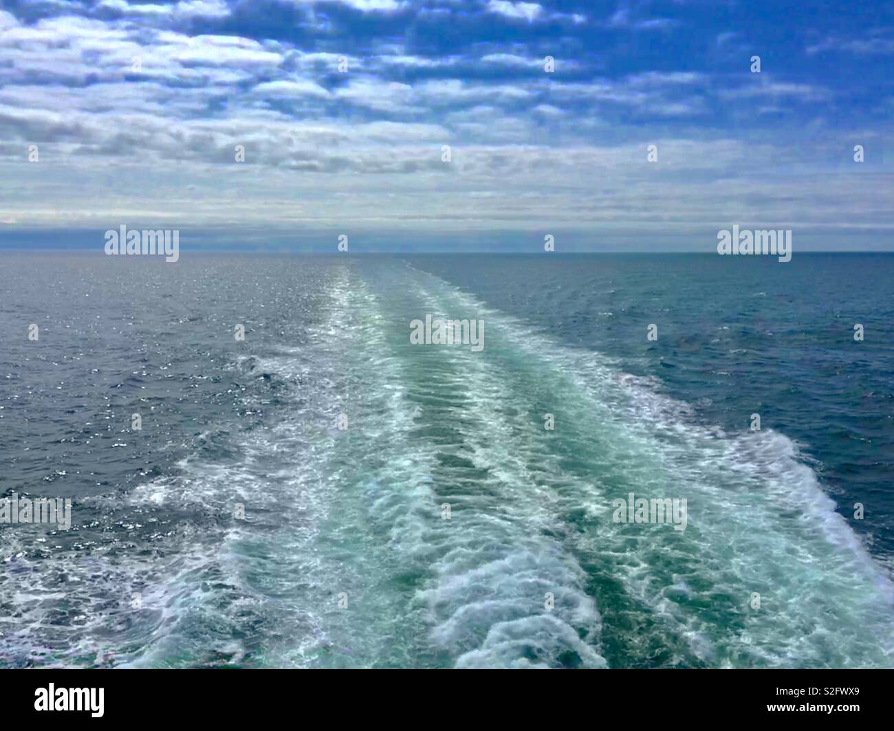 Traghetto sentiero dell'acqua su ocean Foto Stock