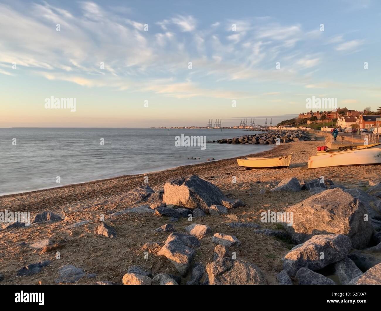 Felixstowe fronte spiaggia a sunrise guardando verso il dock Foto Stock