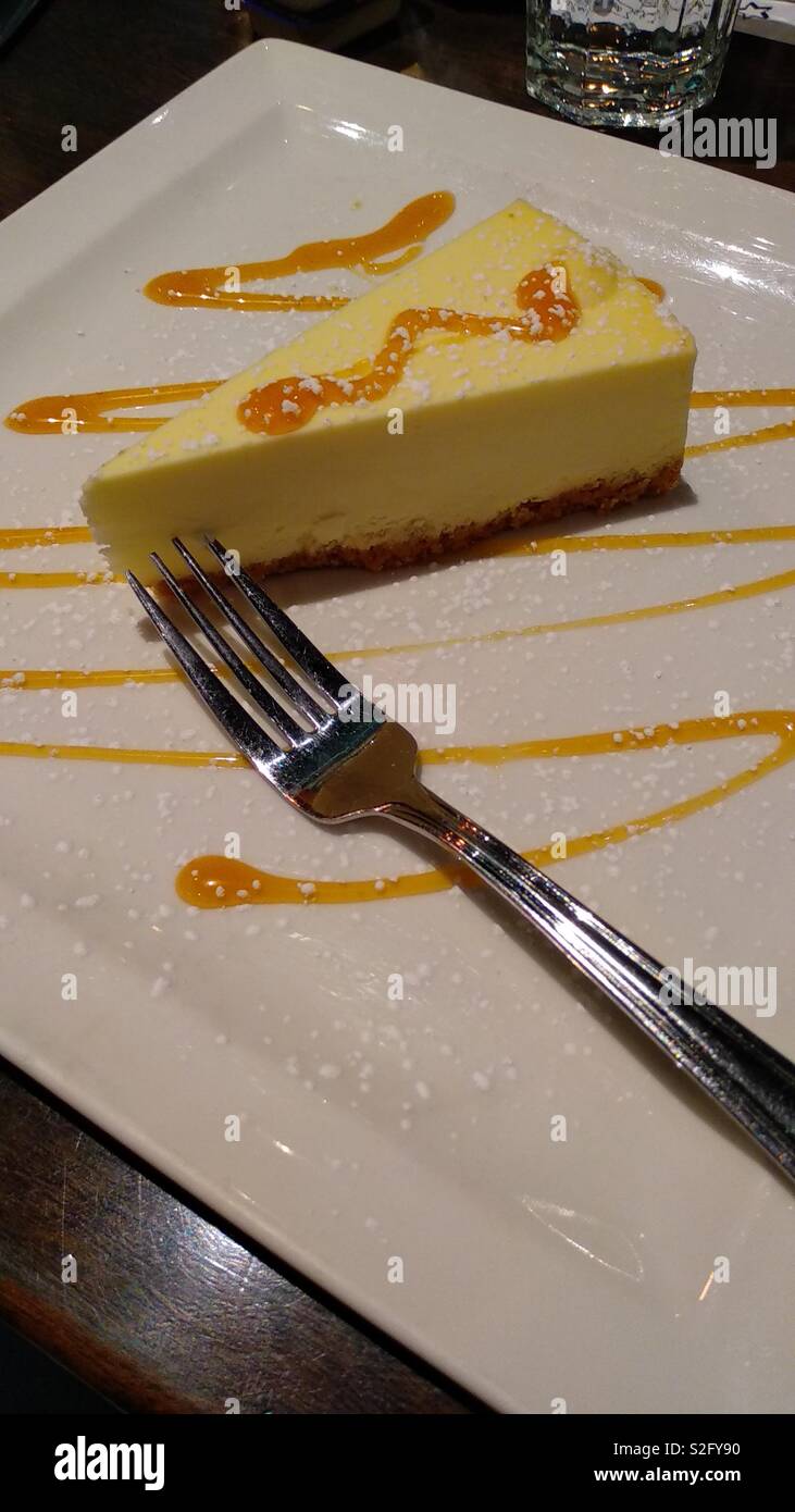 Delizioso caramello cheesecake dessert - Immagine stock catturata con smartphone