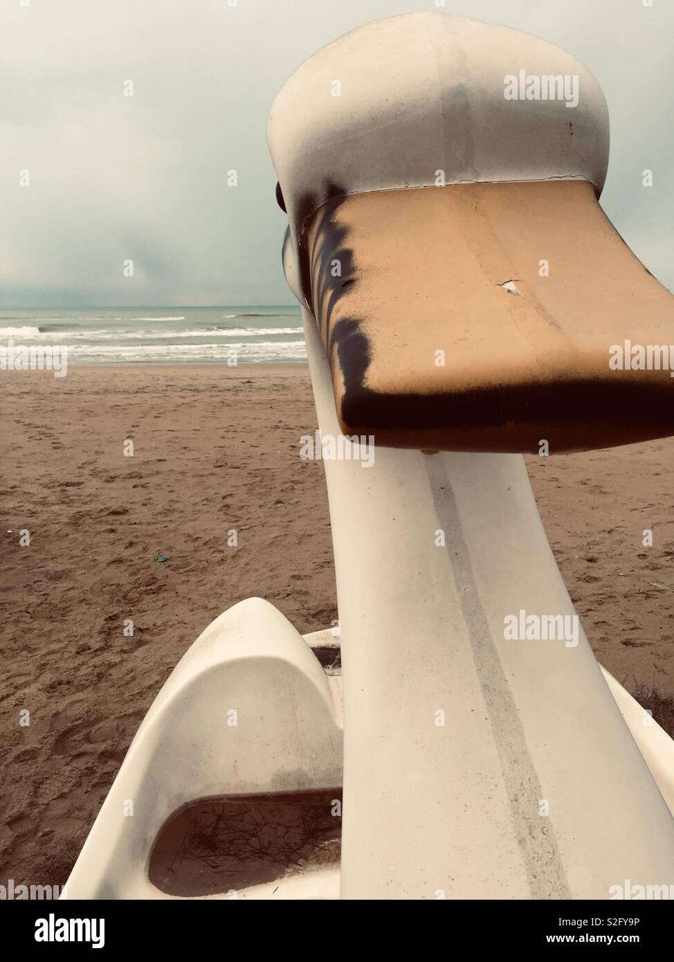 Plastica Swan sabbia di mare fake inquinamento ambiente animale eco rifiuti di sistema - Immagine stock catturata con smartphone