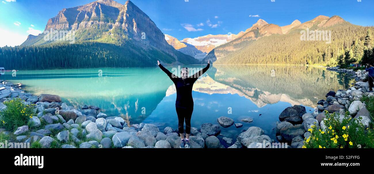 Donna godendo il Lago Louise, Banff, Canada Foto Stock