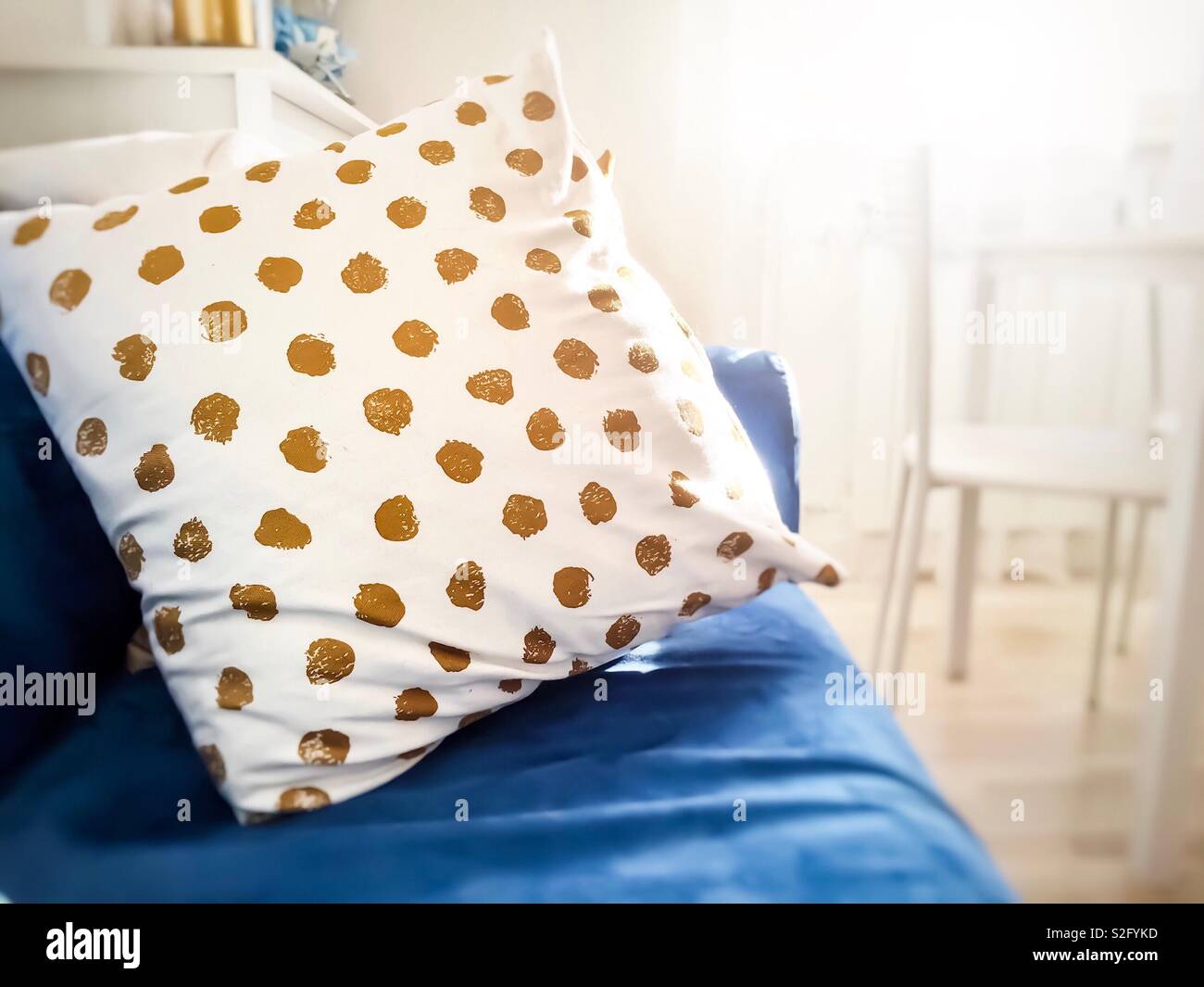 Primo piano di un cuscino decorato su un divano blu in un moderno soggiorno. interno fotografia. relax e concetto di design interno - Immagine stock catturata con smartphone