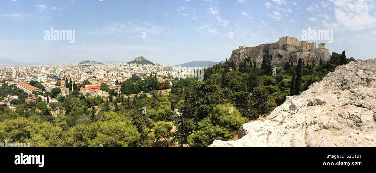 L'Acropoli, Mt. Lycabettus e tetti urbani sono mostrati in una posizione elevata, vista panoramica di Atene, Grecia. - Immagine stock catturata con smartphone
