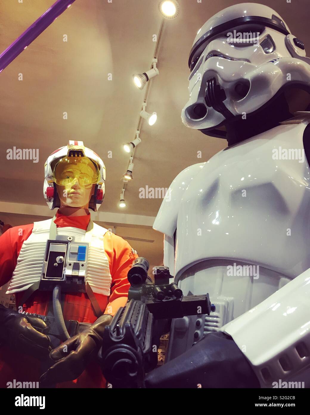 Film Star Wars caratteri con Luke Skywalker, sinistra e Storm Trooper, destra Foto Stock