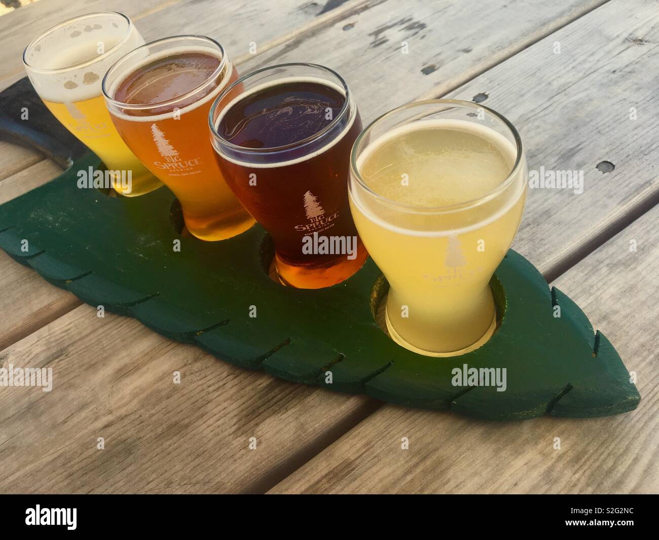 La birra artigianale campioni su un volo insieme al grande abete rosso birreria a Cape Breton Island in Canada Foto Stock
