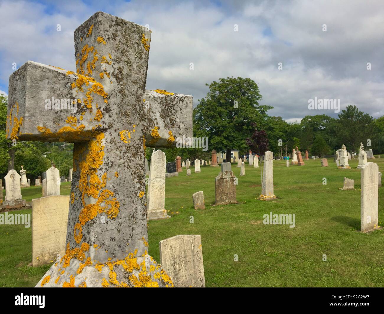 Lunenburg cimitero con la vecchia croce pietra tombale con il lichen - Immagine stock catturata con smartphone