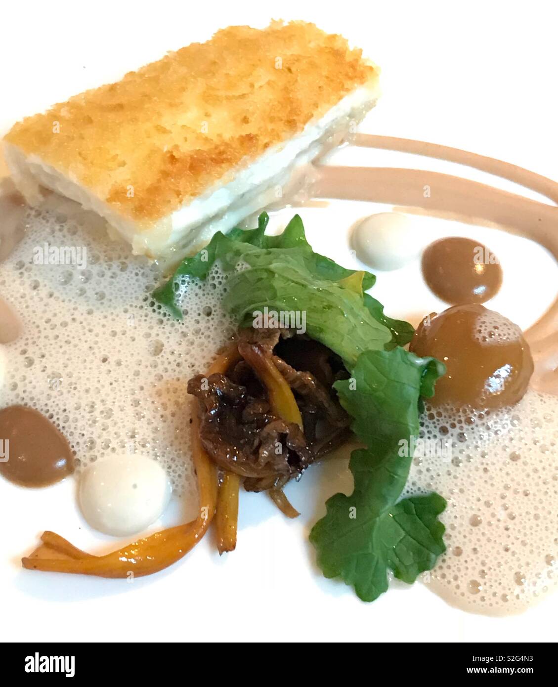 Un bel piatto di pesce presso il Club di chiodi di garofano, Shoreditch, Londra - Immagine stock catturata con smartphone
