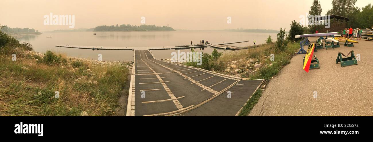 Un cielo arancione su un serbatoio sulla mattina di una regata è causata dagli incendi boschivi fino a 800 km di distanza. Foto Stock