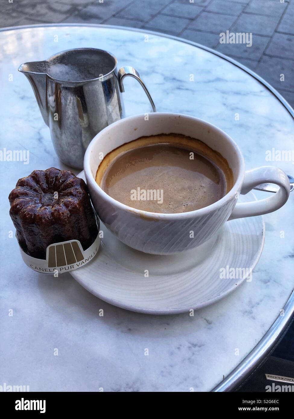 Il caffè pomeridiano con un tradizionale canelé a Bordeaux, Francia. Foto Stock