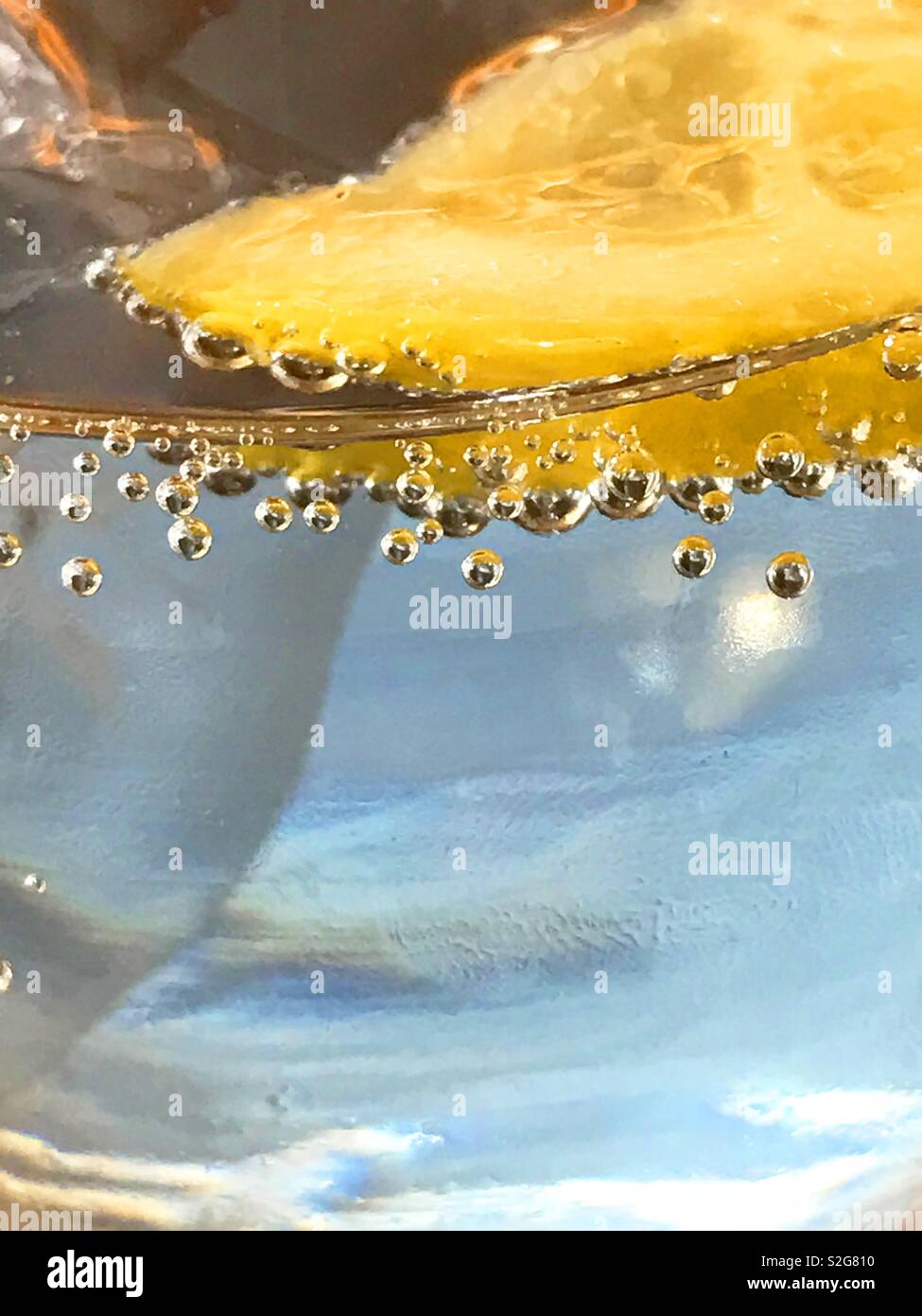 Fettina di limone in acqua frizzante. Chiudere la vista. Foto Stock