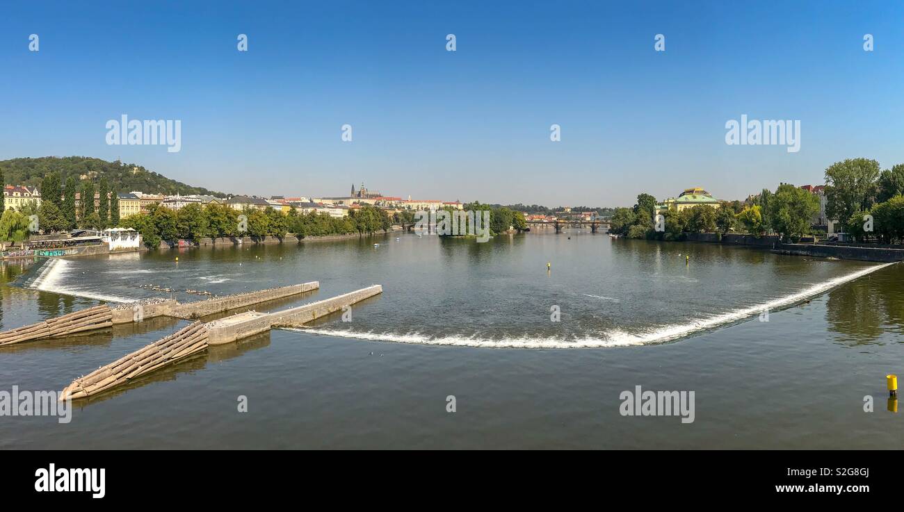 Vista panoramica del fiume Vltava, che corre attraverso il centro di Praga - Immagine stock catturata con smartphone