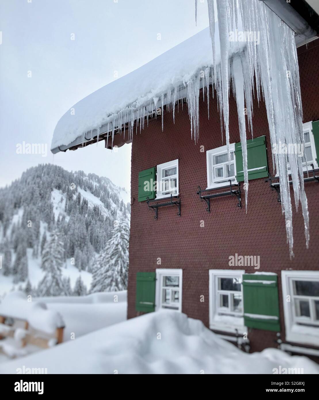 Ghiaccioli appesi da un tetto in Alpi austriache - Immagine stock catturata con smartphone