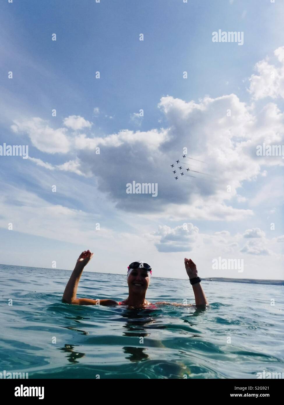 Nuoto con le frecce rosse Foto Stock